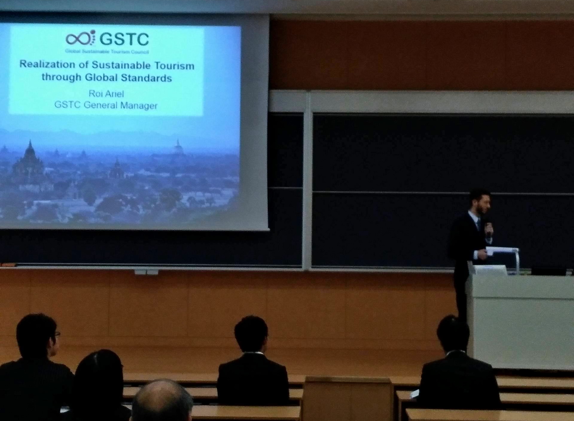 roi ariel speaking at jafit conference toyo university tokyo 1